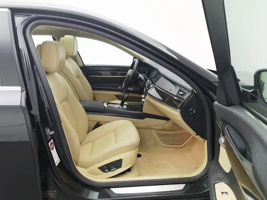 BMW 7 Series — миниатюра 23