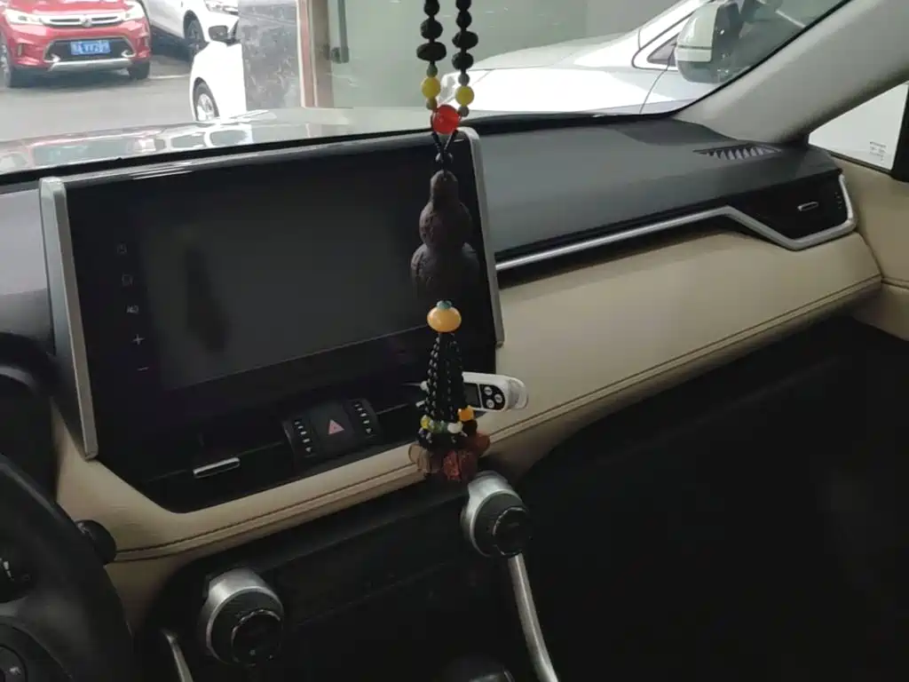 Toyota RAV4 — миниатюра 10