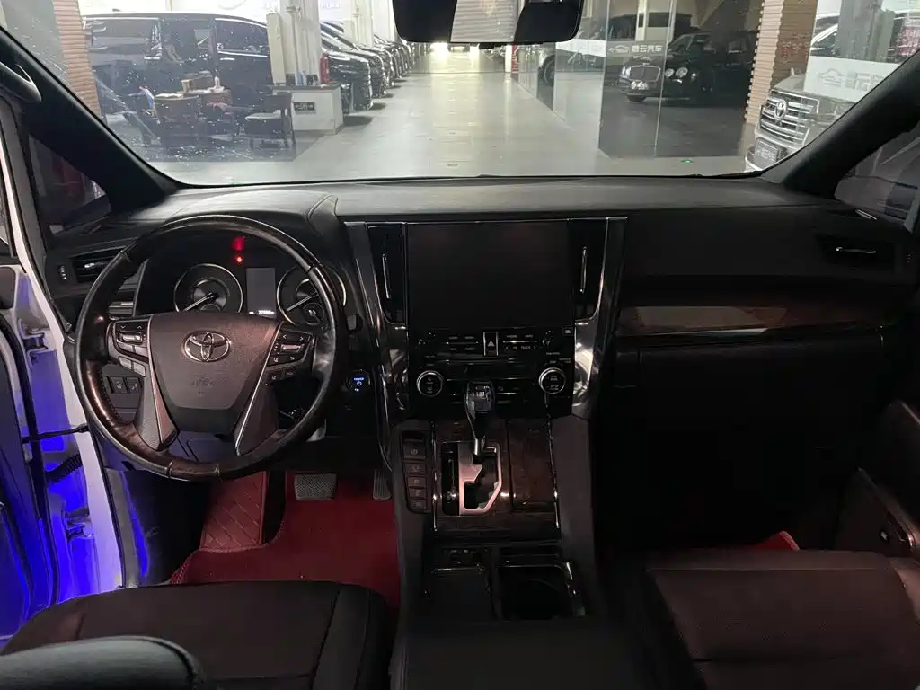 Toyota Alphard — миниатюра 7