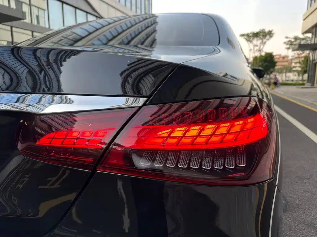 Mercedes-Benz E-Class — миниатюра 9