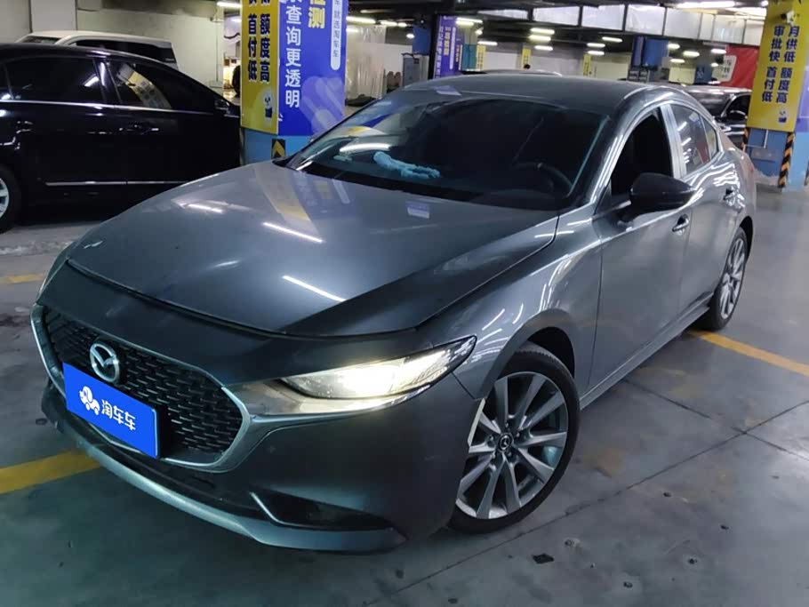 Mazda Mazda3 Axela 2.0 л 2022 г. Серебристо-серый, пробег 25500 км