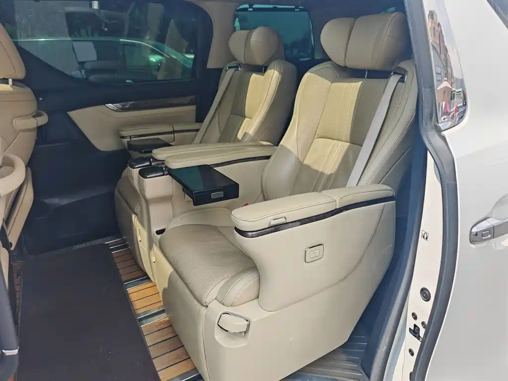 Toyota Alphard — миниатюра 8