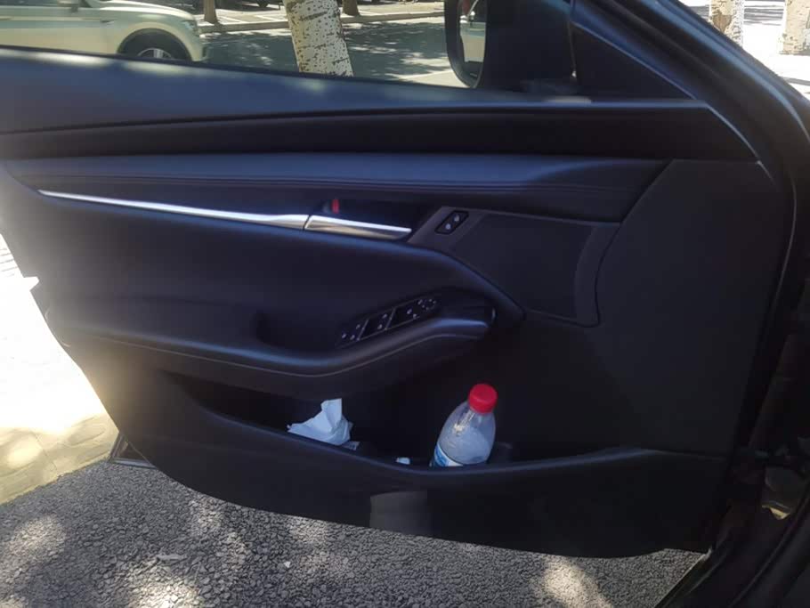Mazda Mazda3 Axela 2.0 л 2022 г. Серебристо-серый, пробег 25500 км