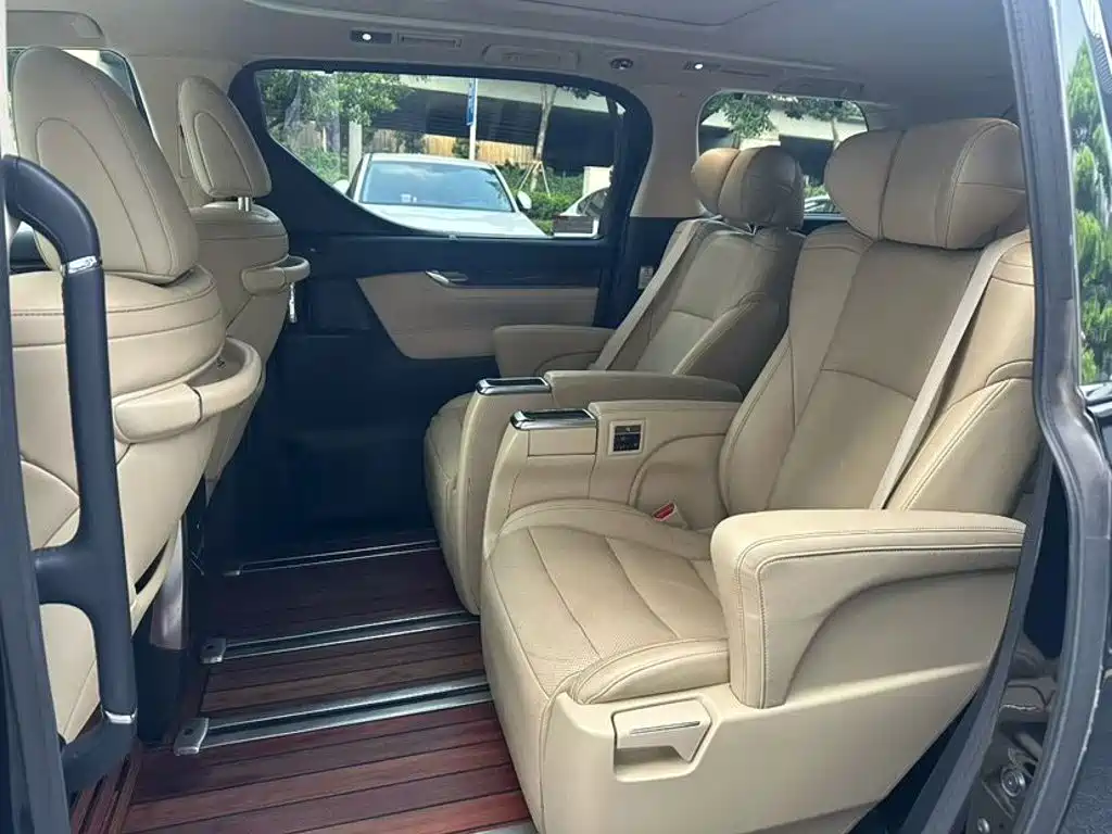 Toyota Alphard — миниатюра 8