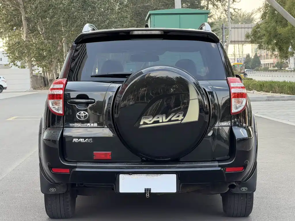 Toyota RAV4 — миниатюра 5