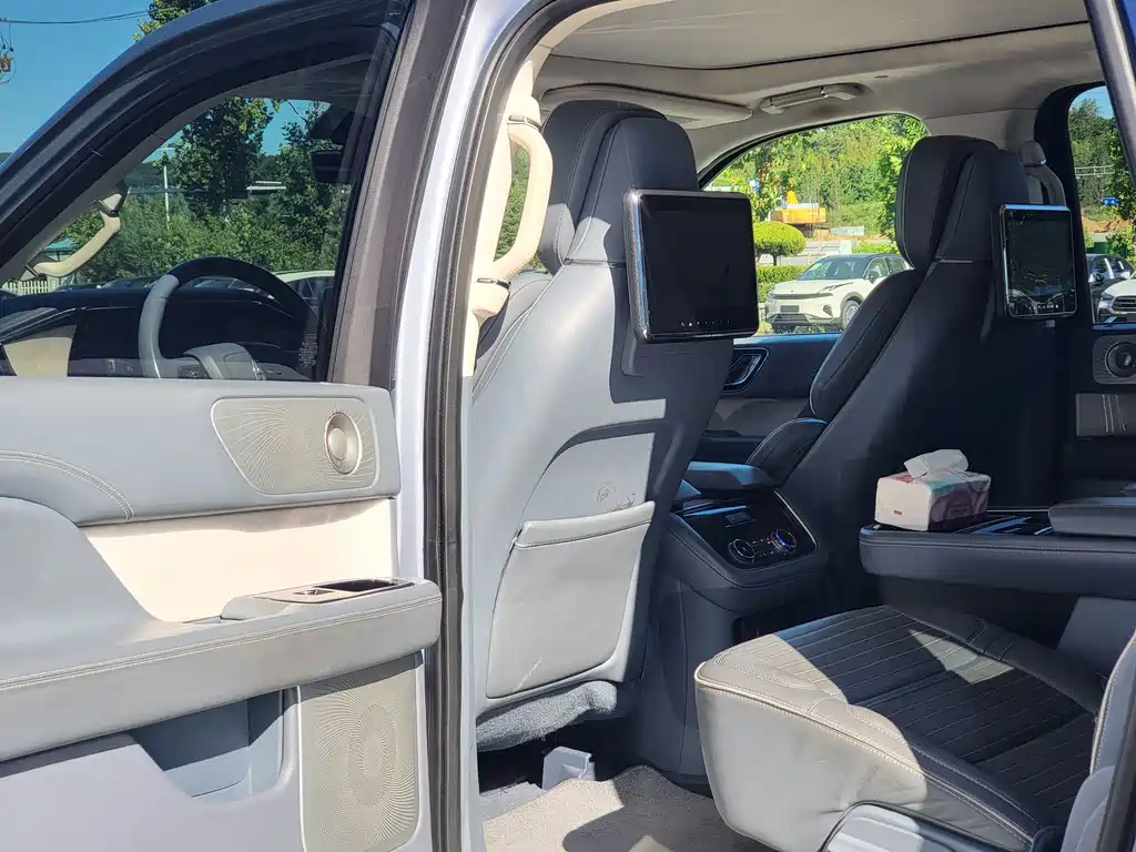 Lincoln Navigator — миниатюра 8