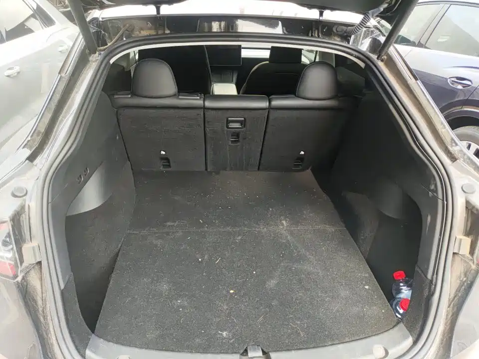 Tesla Model Y — миниатюра 8
