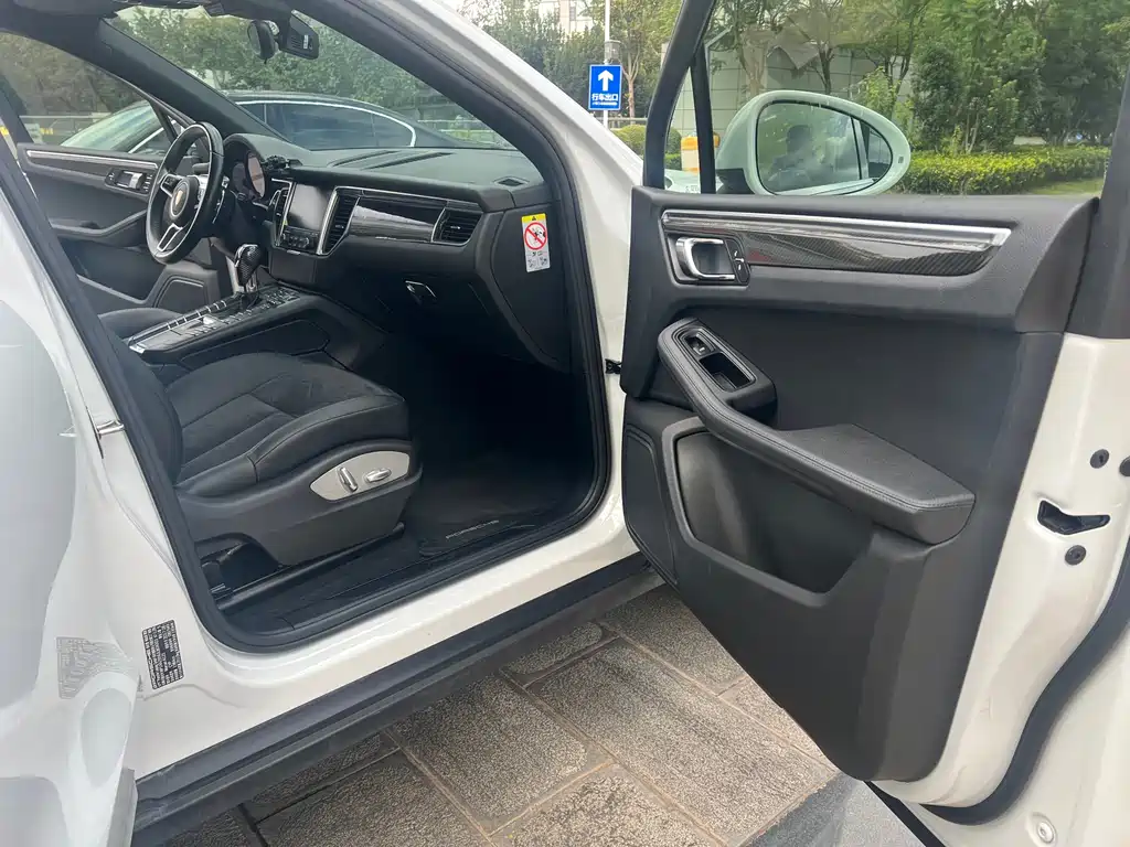 PORSCHE MACAN