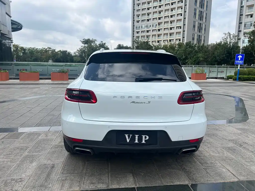 PORSCHE MACAN