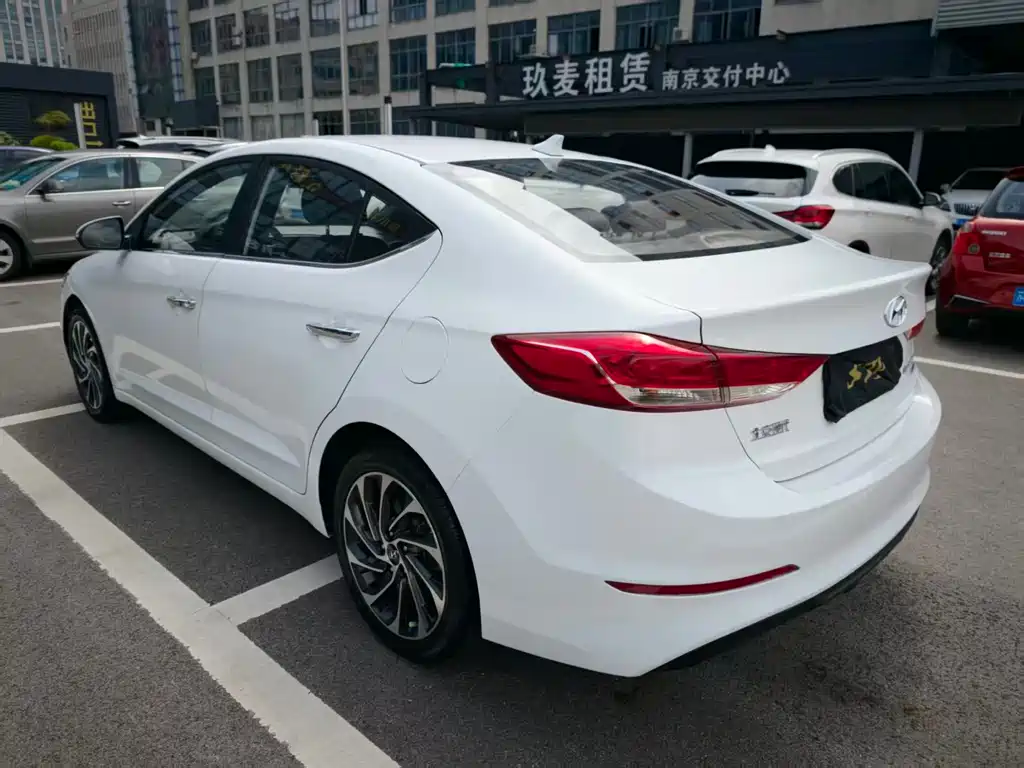 Hyundai Elantra — миниатюра 3