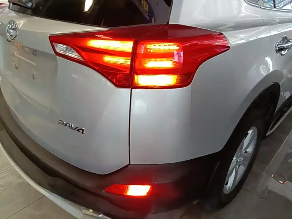 Toyota RAV4 — миниатюра 8