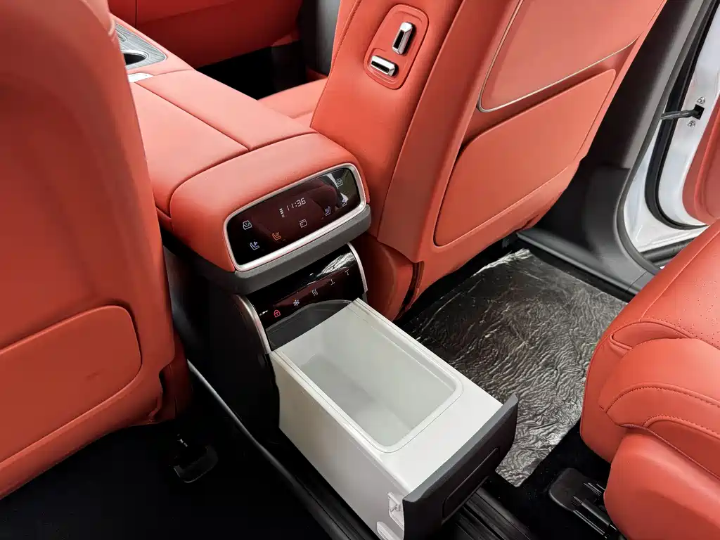 Dongfeng eπ008 2024 210Max 6 мест