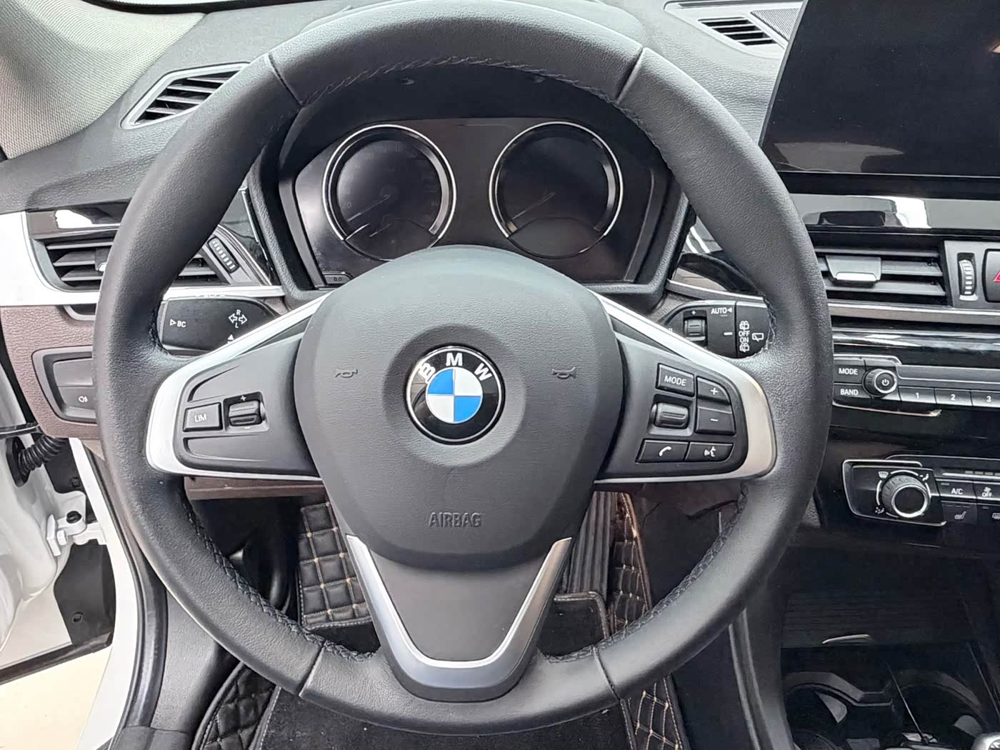 BMW X1 1.5 л 2022 г. Белый, пробег 16000 км