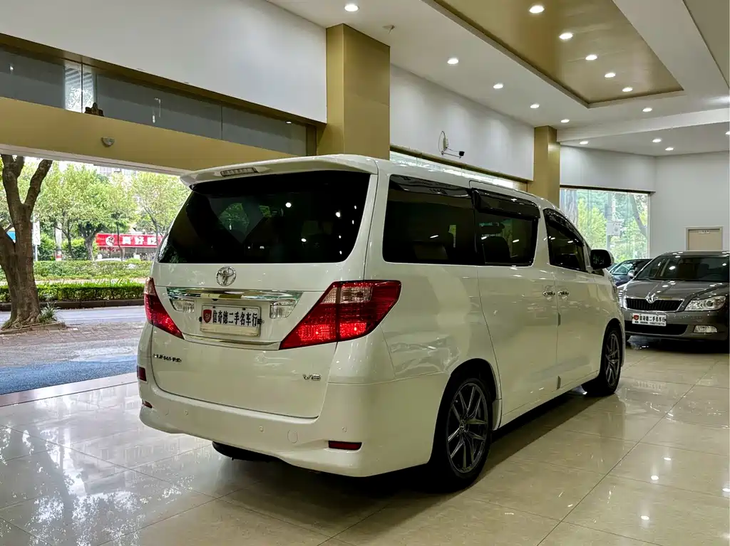 Toyota Alphard — миниатюра 3