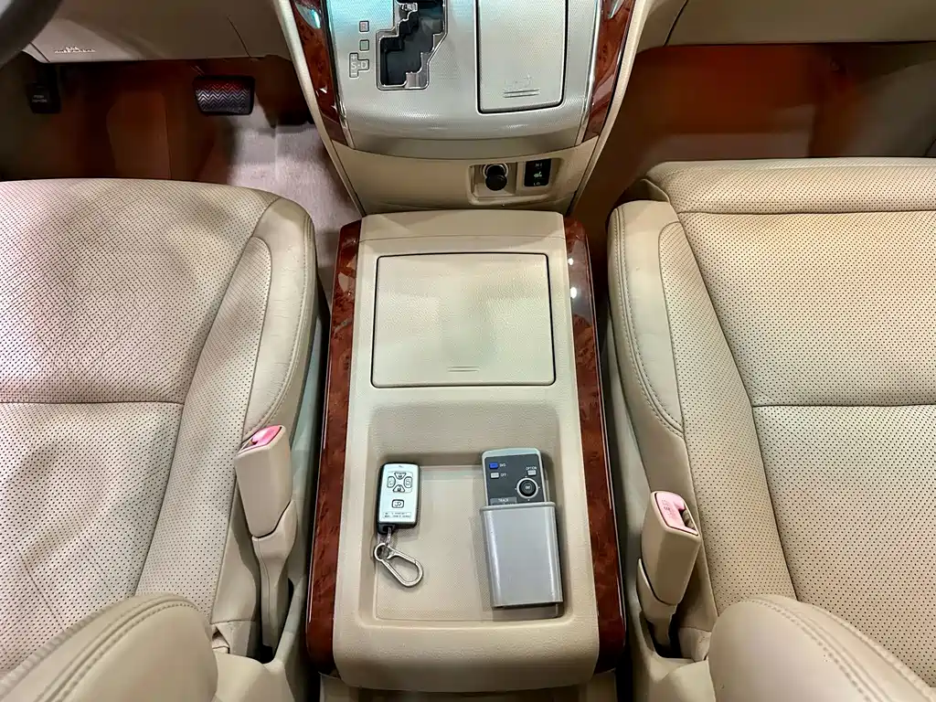 Toyota Alphard — миниатюра 16