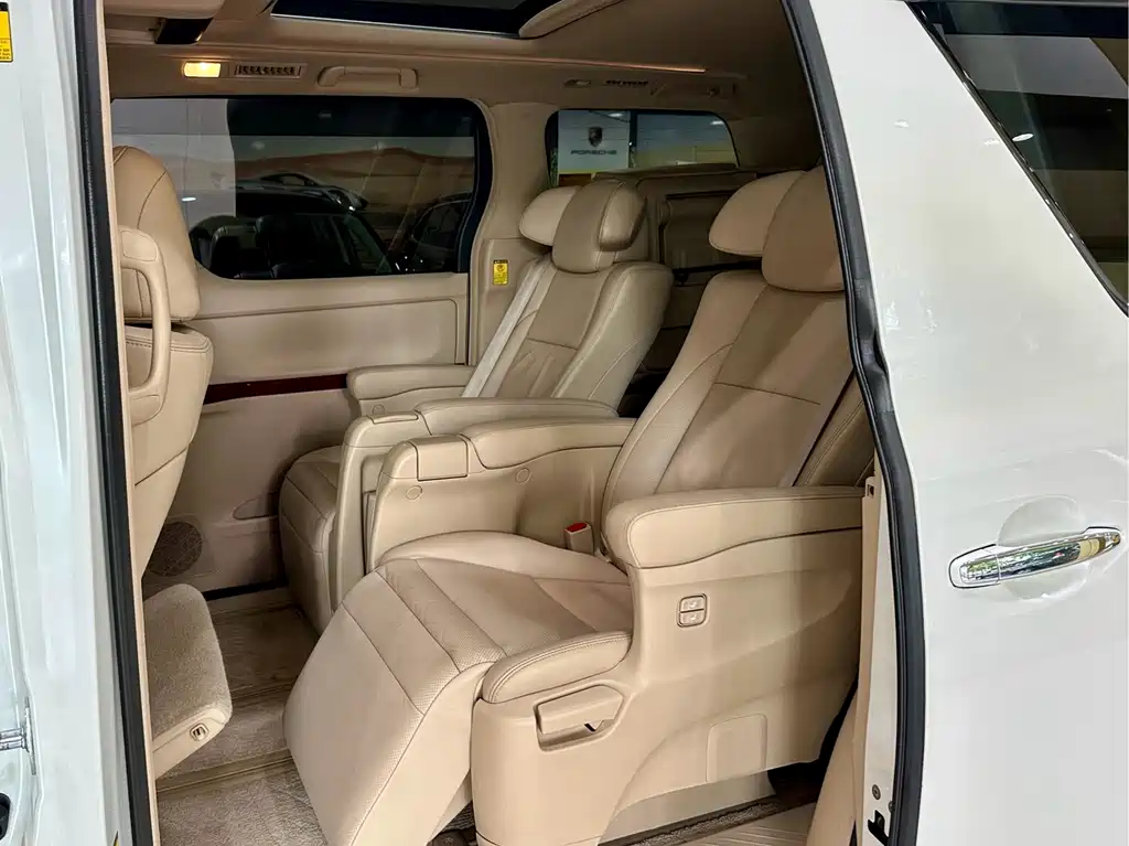 Toyota Alphard — миниатюра 9