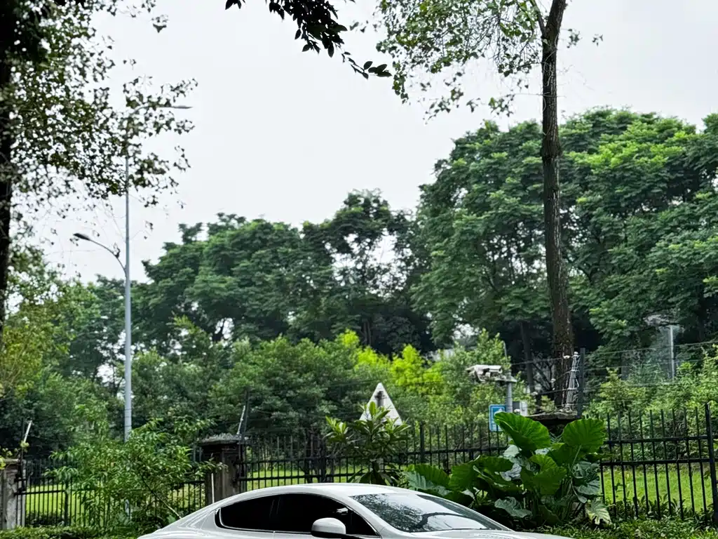 Aston Martin Rapide — миниатюра 4