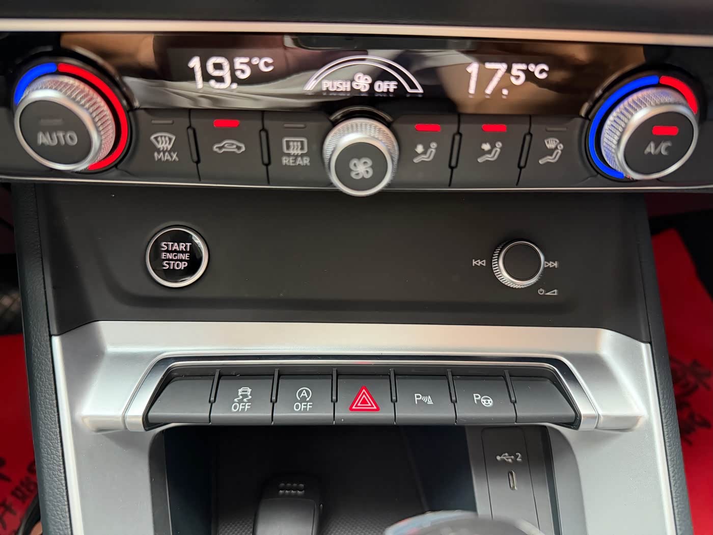 Audi Q3 1.4 л 2023 г. Белый, пробег 19000 км