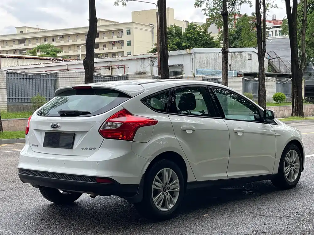 Ford Focus 2012 1.6L AT