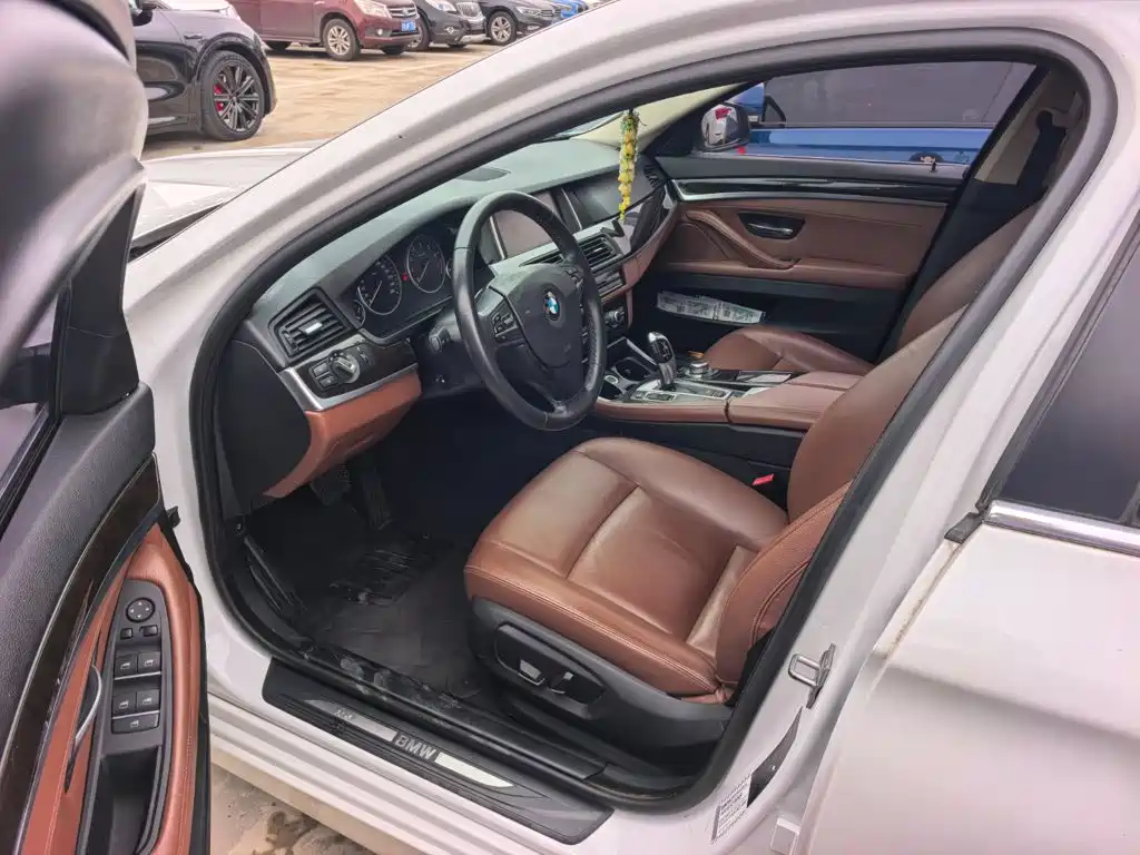 BMW 5 Series — миниатюра 7