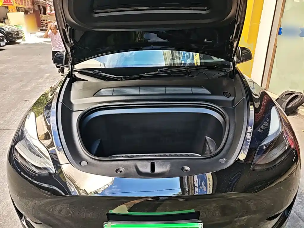 Tesla Model Y — миниатюра 20