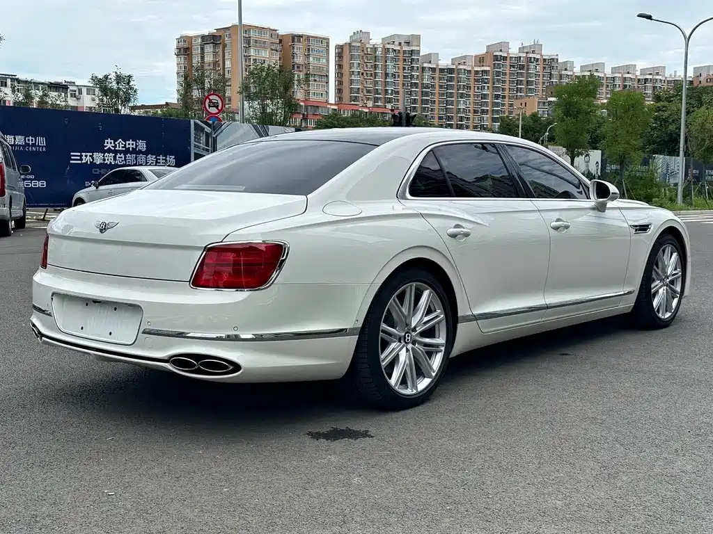 Bentley Flying Spur PHEV — миниатюра 4