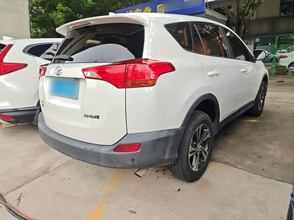 Toyota RAV4 — миниатюра 7