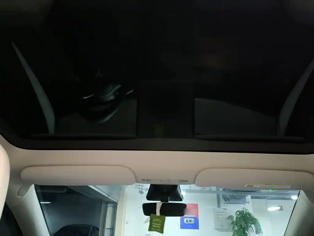 Tesla Model Y — миниатюра 18