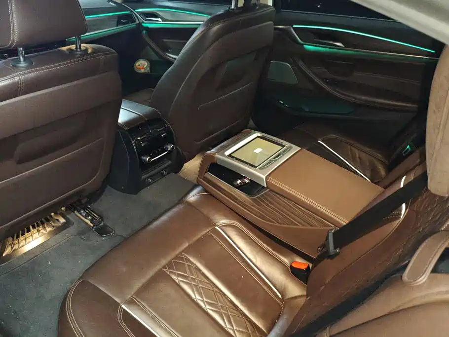 BMW 5 Series — миниатюра 10