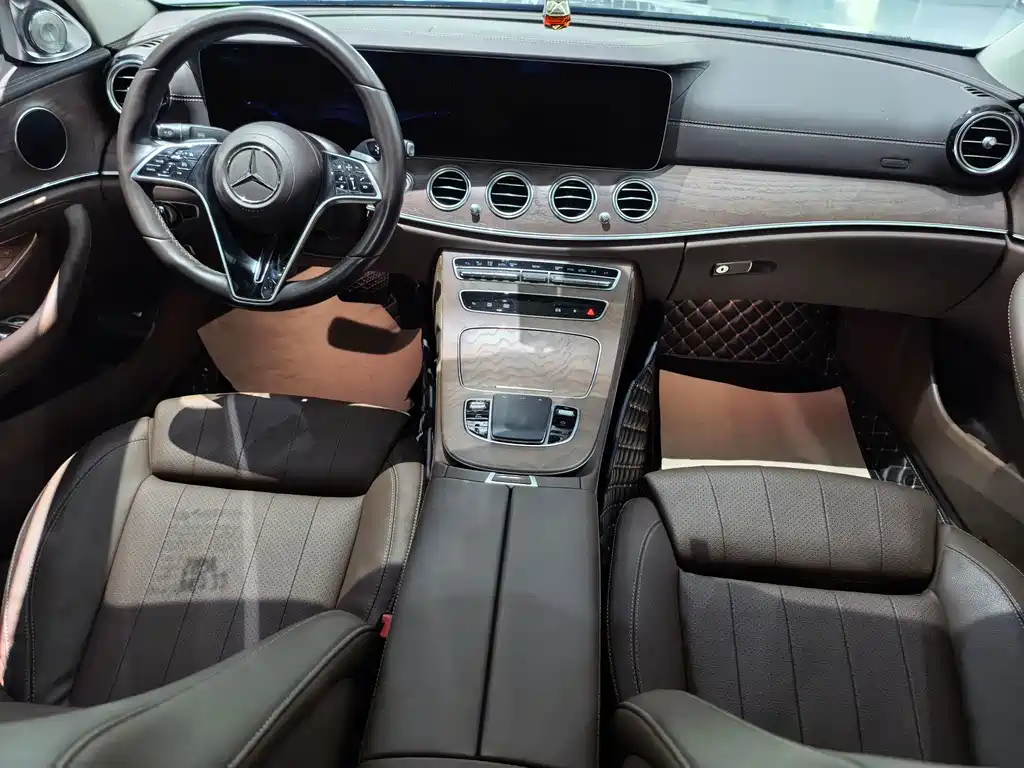 Mercedes-Benz E-Class — миниатюра 11