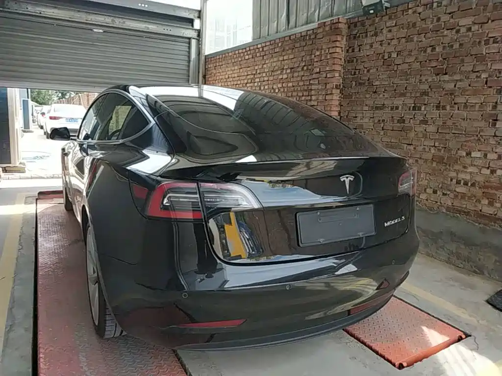 Tesla Model 3 — миниатюра 5