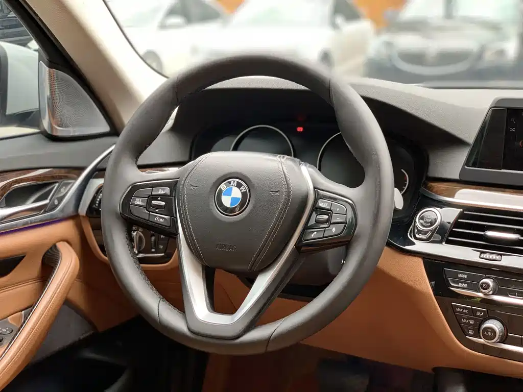 BMW 5 Series — миниатюра 9