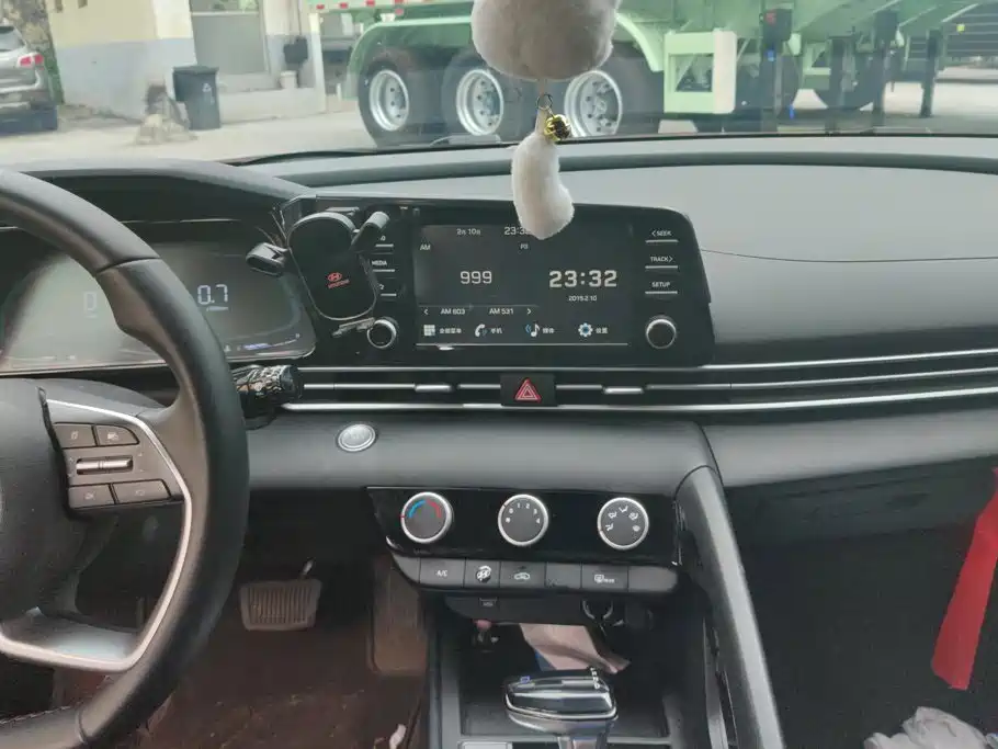 Hyundai Elantra — миниатюра 13