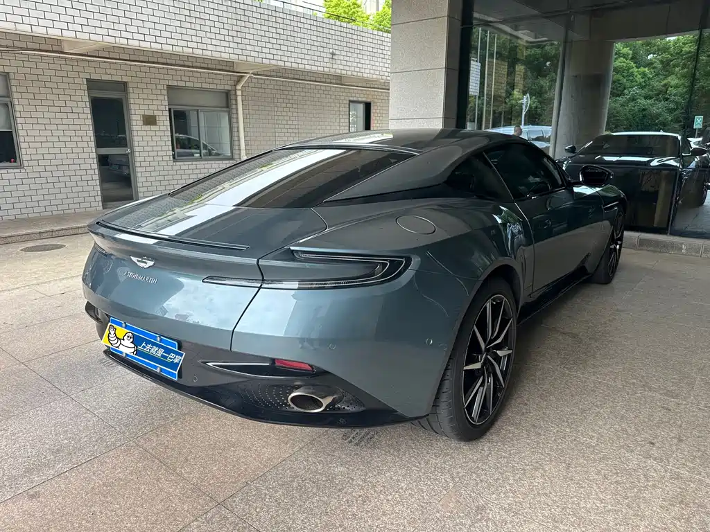 Aston Martin DB11 — миниатюра 2