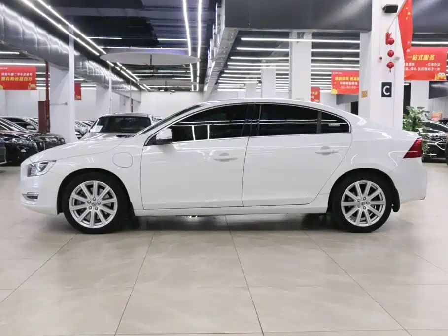 Volvo S60 PHEV — миниатюра 3