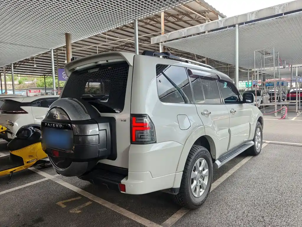 Mitsubishi Pajero (Import) — миниатюра 7