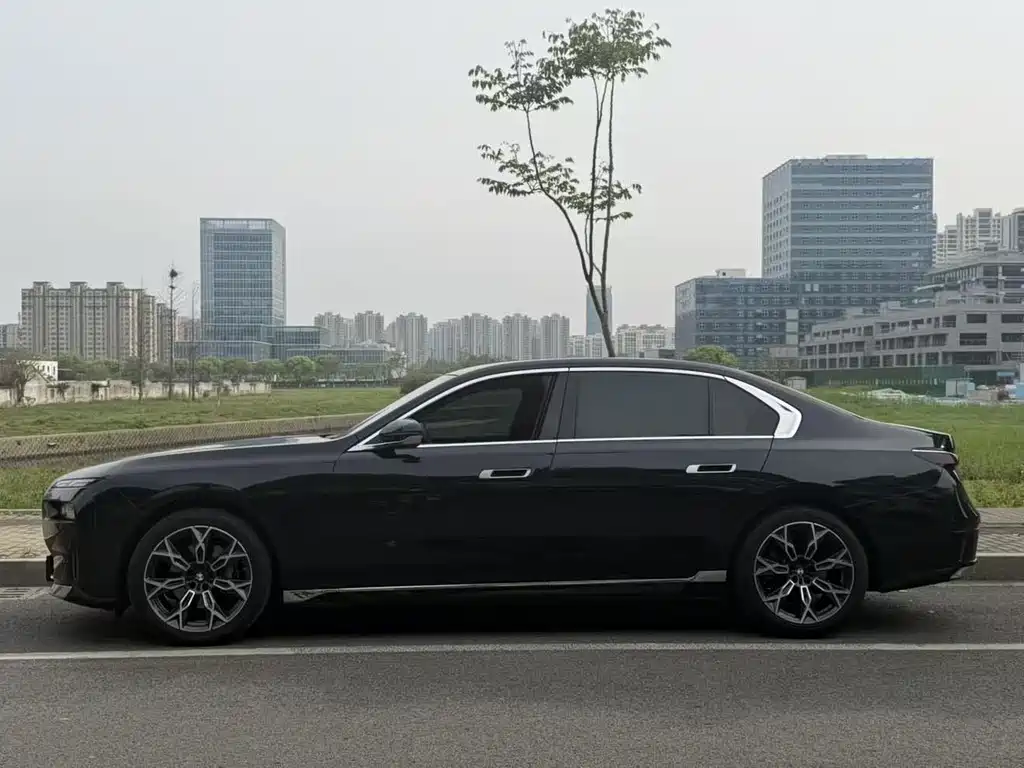 BMW 7 Series — миниатюра 4