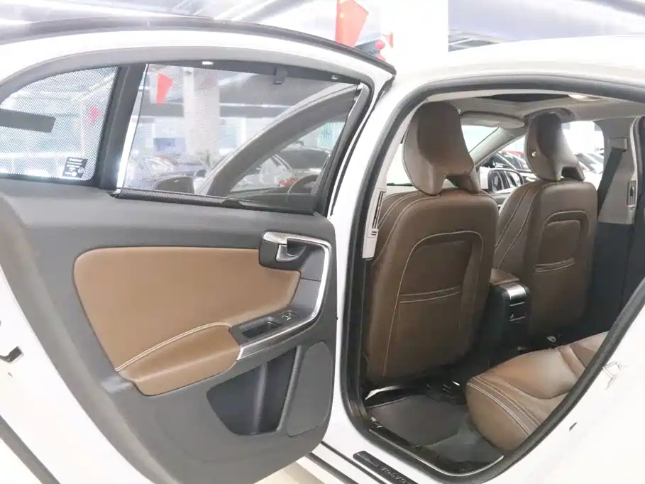 Volvo S60 PHEV — миниатюра 13