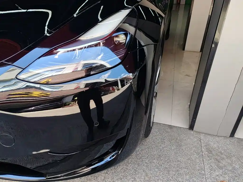 Tesla Model Y — миниатюра 24