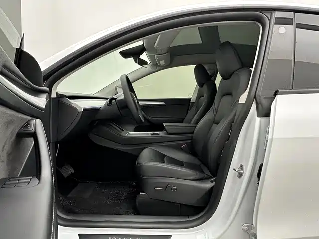Tesla Model Y — миниатюра 12