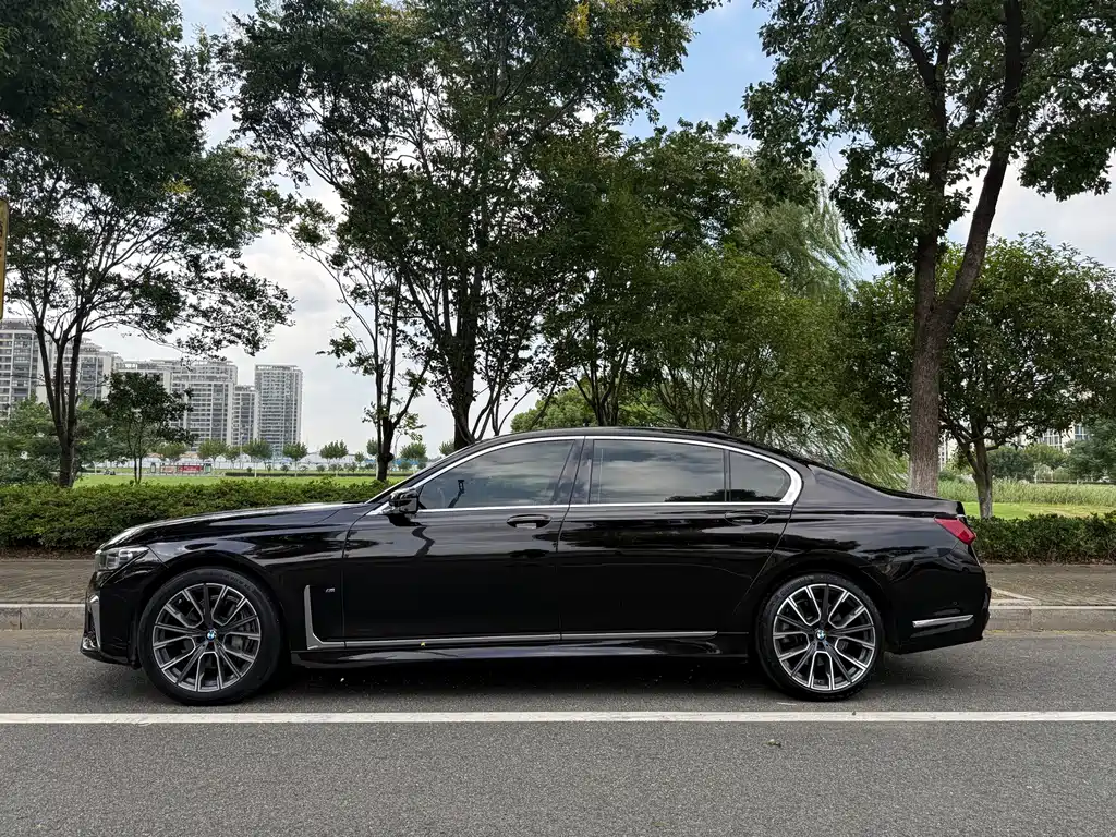 BMW 7 Series — миниатюра 3