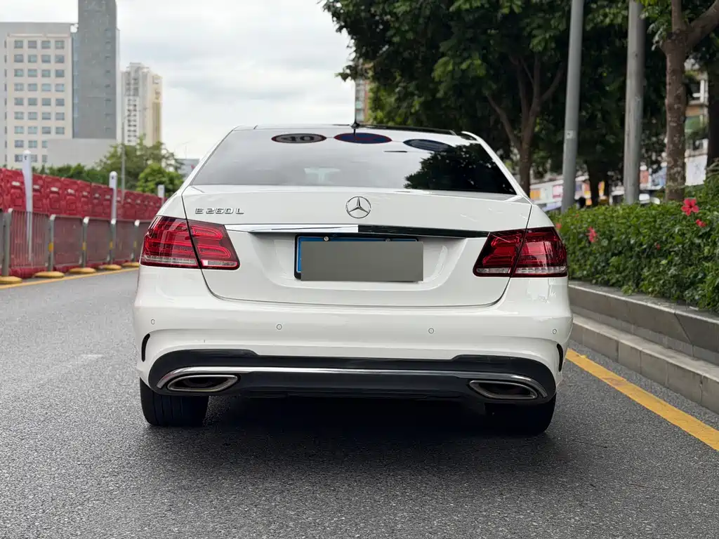 Mercedes-Benz E-Class — миниатюра 11