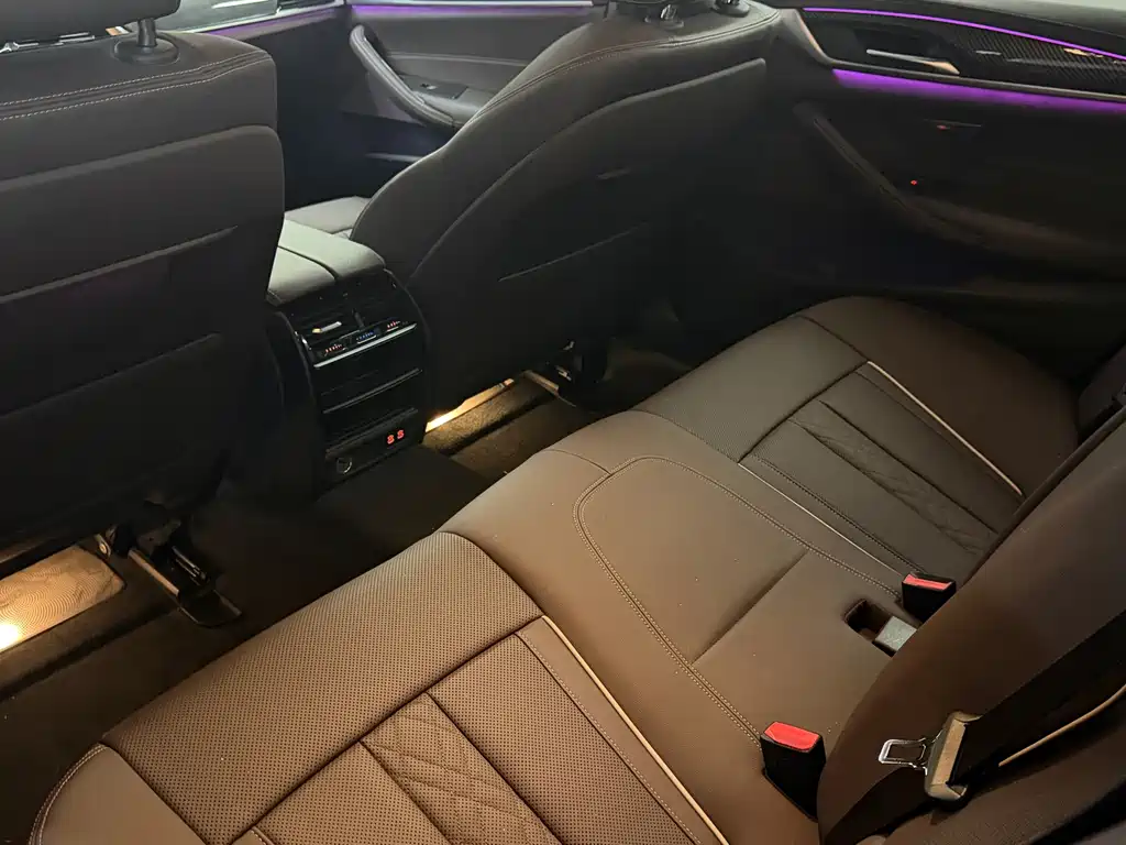 BMW 5 Series — миниатюра 13
