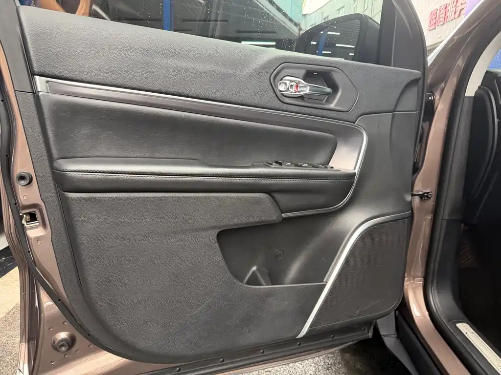 Jeep Commander — миниатюра 6