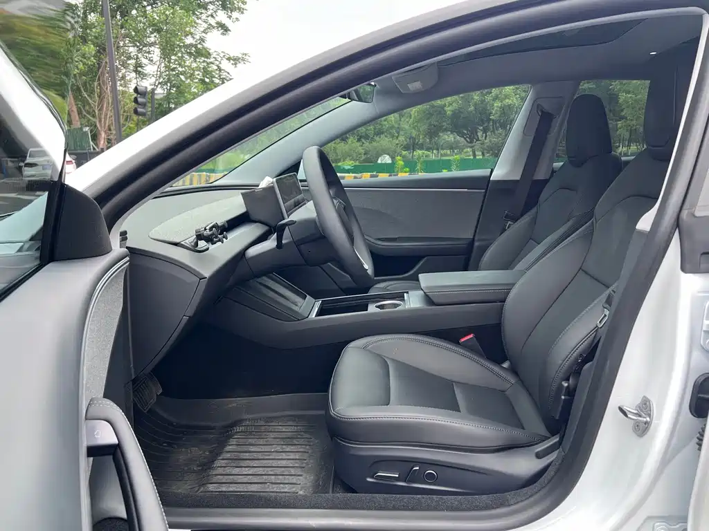 Tesla Model 3 — миниатюра 7