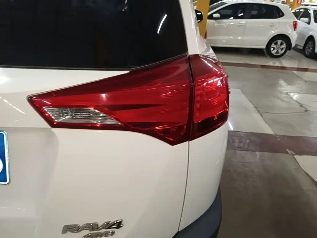 Toyota RAV4 — миниатюра 8