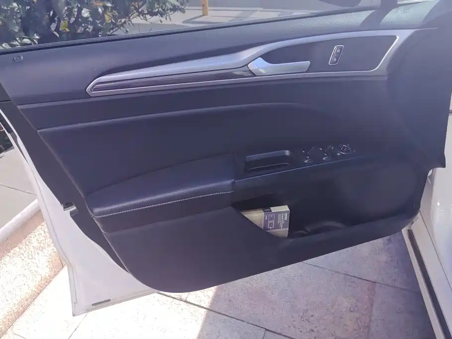 Ford Mondeo — миниатюра 7