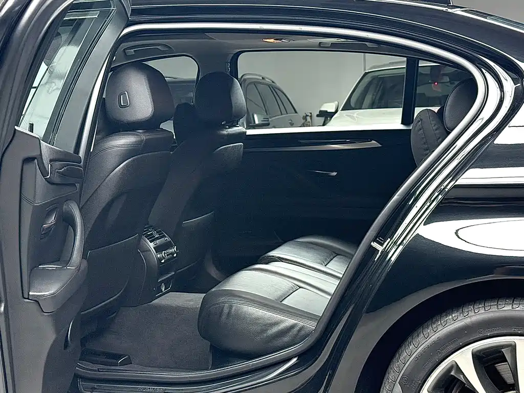 BMW 5 Series — миниатюра 11
