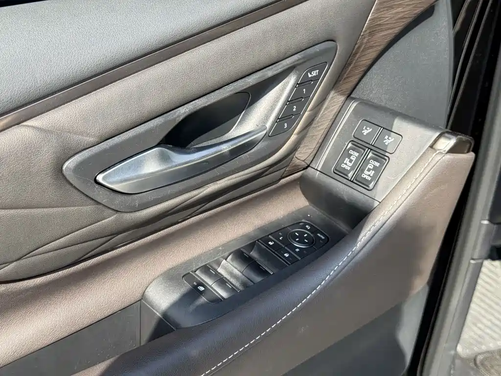 Toyota Alphard — миниатюра 15