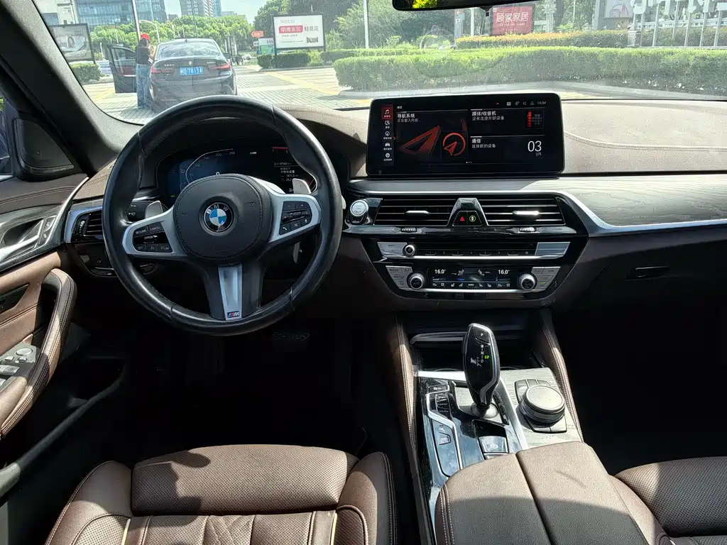 BMW 5 Series — миниатюра 7